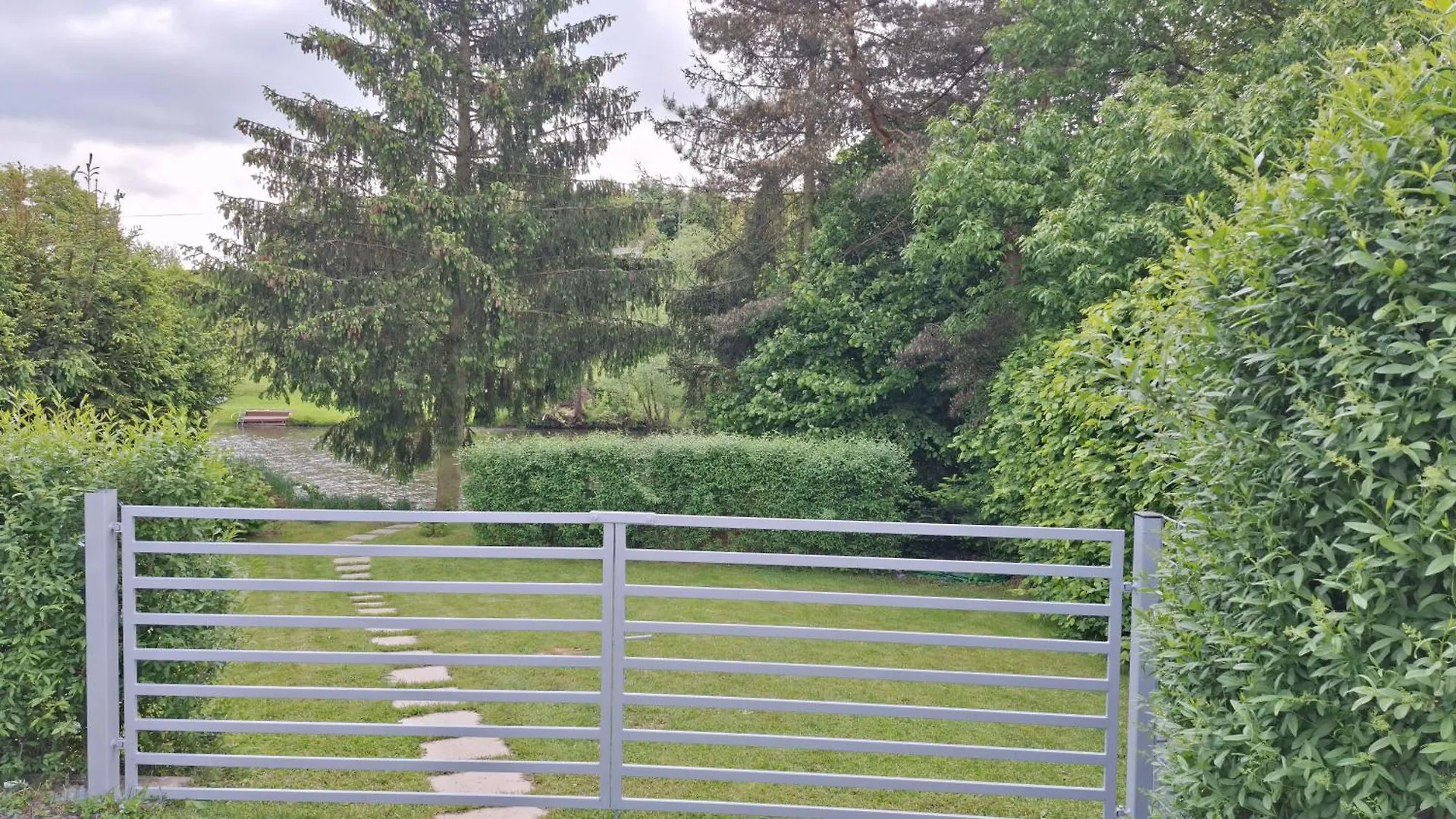 Bungalov Na Brehu Labe S Vlastnim Molem Pardubice